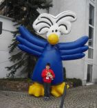 CIMG1111 = Sebastian mit dem Schachmaskottchen.JPG