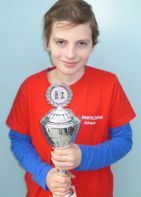 P1020923 Daniel Lichtmannecker mit seinem Riesenpokal.JPG