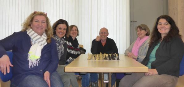 P1030335 Gute Laune beim Schachmuetterkurs.JPG