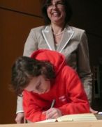 P1180882 = Daniel Lichtmannecker beim Eintrag ins Goldene Buch.JPG