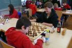 P1200997 ja Schach macht Spass, als Henrik zu Sebastian sagte Jetzt gewinne ich einen Bauer, bei der Damengambitfalle. Es dann aber natuerlich nicht tat!.JPG