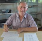 P1040698  Turnierleiter Anton Koenigl durfte diesmal per Hand.JPG